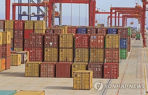 남아프리카공화국 케이프타운의 한 항구에서 선적을 기다리는 컨테이너들