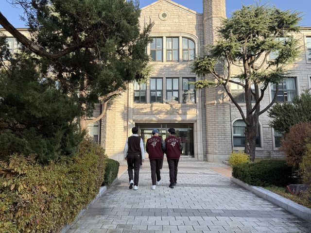 12일 오전 9시께 서울 종로구 중앙고등학교에서 학생들이 걸어가는 모습. [촬영 정연솔 수습기자]