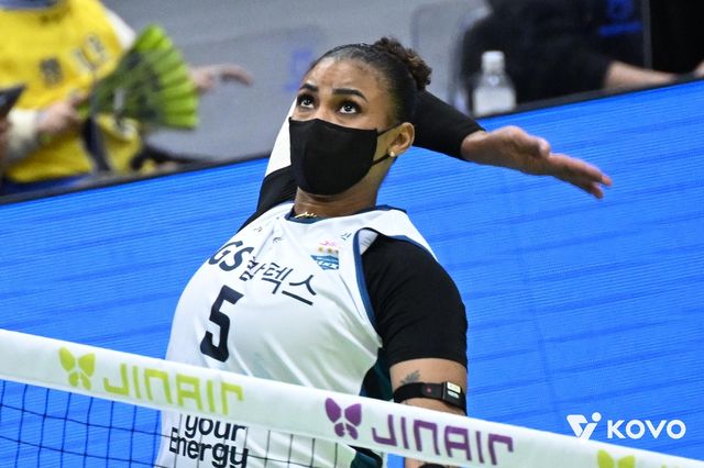 감기 증세로 마스크를 쓰고 경기에 나선 GS칼텍스의 실바