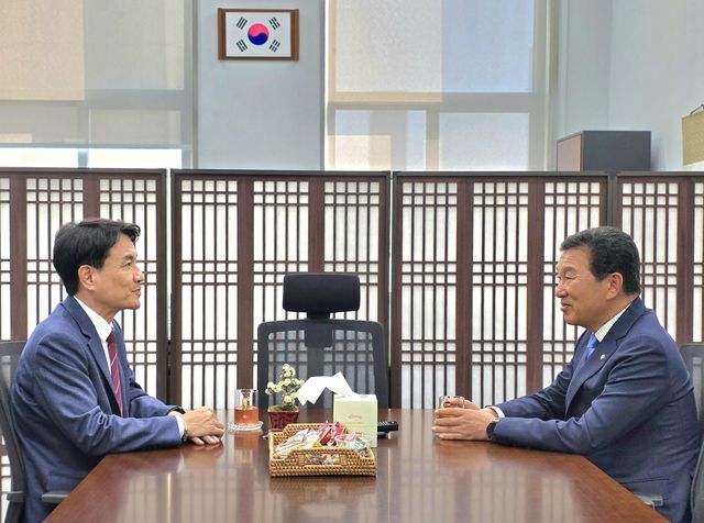 신정훈 국회 행안위원장 방문한 김진태 강원지사(왼쪽)