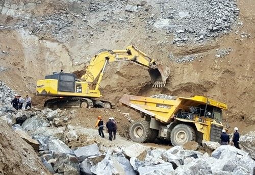 채석장 굴삭기
