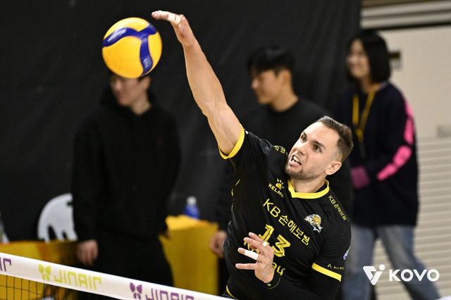 스파이크하는 KB손해보험의 비예나 