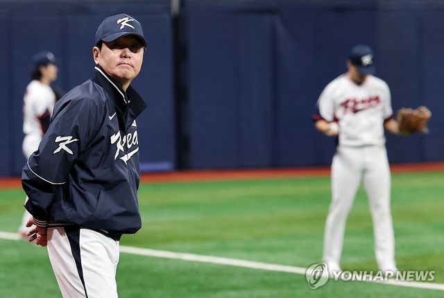 한일전 앞두고 선수들 체크하는 류지현 감독