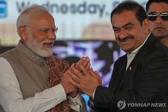 모디 인도 총리(왼쪽)과 아다니 그룹의 가우탐 아다니 회장