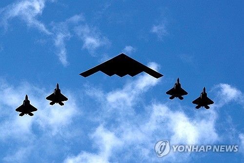 미군에서 운용 중인 B-2 스텔스 폭격기(가운데)와 F-35 전투기