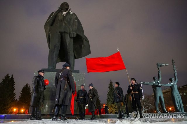 혁명 기념하는 레닌 동상 앞 러시아 공산당 지지자들