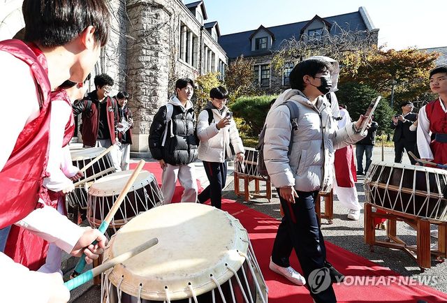 후배들 응원받는 고3 수험생들