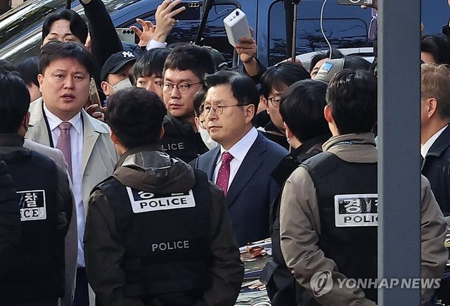 내란특검, '내란 선전선동' 황교안 자택서 체포