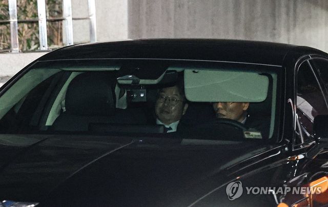 퇴근하는 노만석 검찰총장 대행