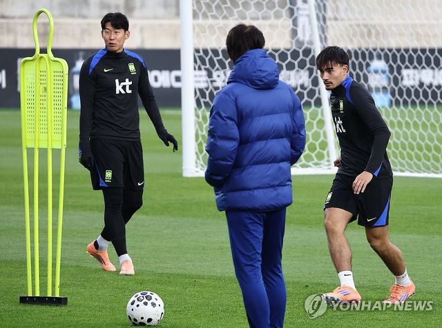 훈련하는 옌스-손흥민