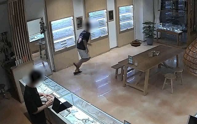 금목걸이 차고 달아나는 중학생