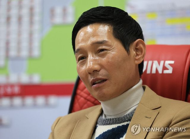 인터뷰하는 LG트윈스 염경엽 감독