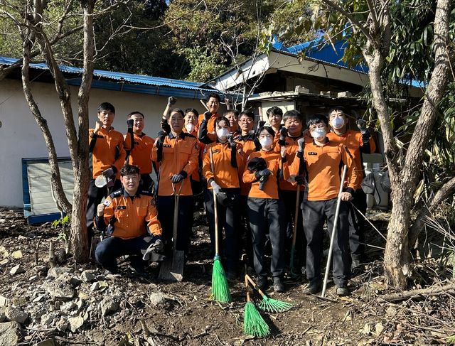 주택화재 피해 현장에서 폐기물 처리 봉사활동 중인 강원소방