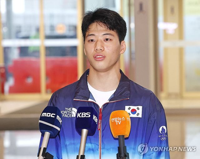 취재진 질문 답하는 류성현