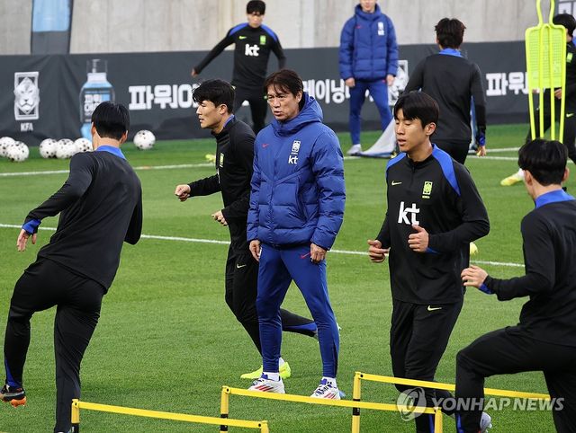 훈련 지켜보는 홍명보 감독