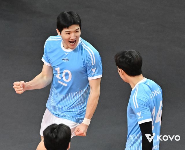 대한항공의 정지석(왼쪽)