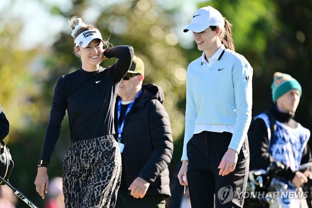 코르다(왼쪽)와 대화하는 클라크