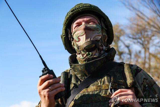 드론 조종하는 러시아군