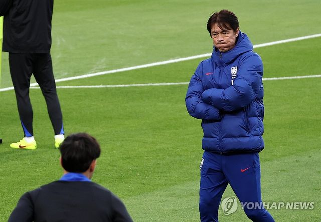 훈련 지켜보는 홍명보 감독