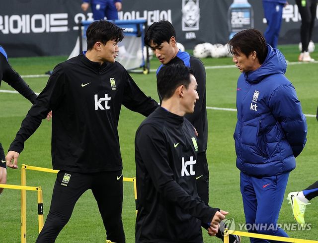 대화 나누는 홍명보-김민재