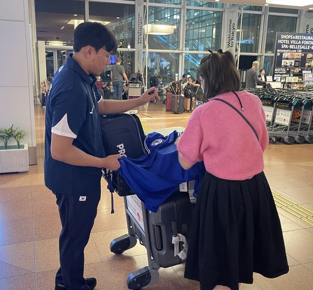 배찬승(삼성)을 기다렸다가 사인받는 야구팬