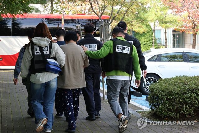 영장실질심사 마치고 나오는 캄보디아 송환 피의자들