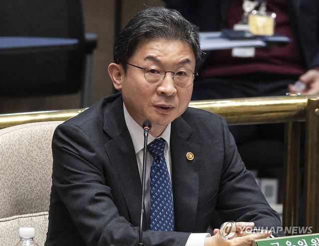 의원 질의에 답하는 이억원 금융위원장