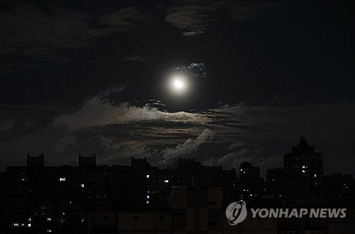 11일 정전된 키이우 주거지역 위로 환히 뜬 달
