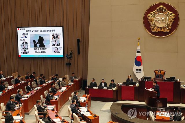 대장동 사건 항소 포기 관련 질의 받는 정성호 장관