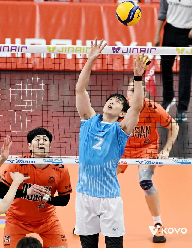 토스하는 대한항공의 세터 한선수(앞)