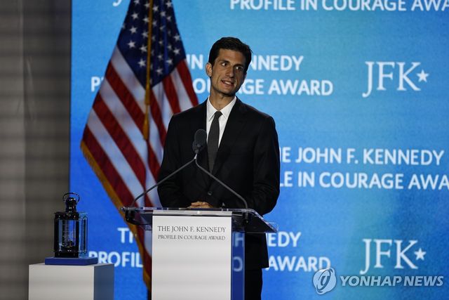 잭 슐로스버그가 지난 5월 4일 미국 보스턴의 존 F. 케네디 도서관·박물관에서 열린 '2025 존 F. 케네디 프로파일 인 커리지 시상식'에서 연설하고 있다.[EPA=연합뉴스. 재판매 및 DB 금지]