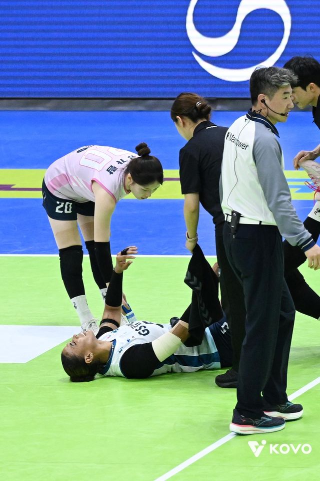 다리 근육 경련 호소하는 실바(중앙)