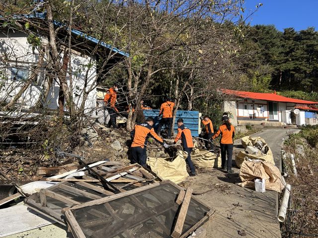 주택화재 피해 현장에서 폐기물 처리 봉사활동 중인 강원소방