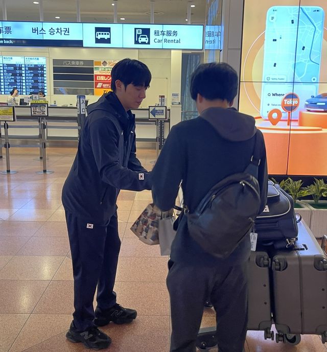 원태인(삼성)에게 사인받은 야구팬