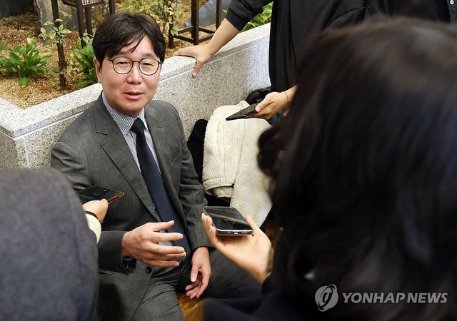 일본 출국에 앞서 인터뷰하는 류지현 감독