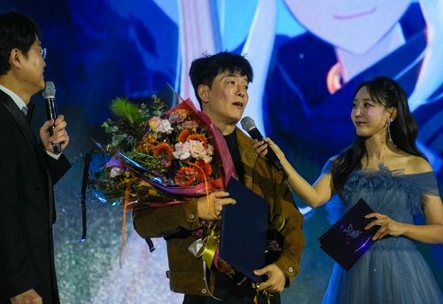 수상 소감 밝히는 김동건 데브캣 대표 겸 '마비노기 모바일' 디렉터