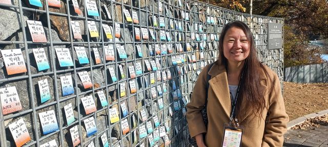 엄마품동산 '기억의 벽'에서 포즈 취한 함 변호사