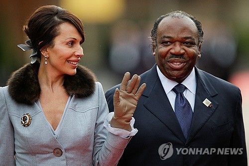 알리 봉고 온딤바(오른쪽) 가봉 전 대통령과 부인 실비아(왼쪽)