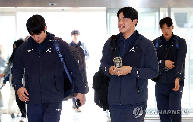 출국하는 원태인과 문동주