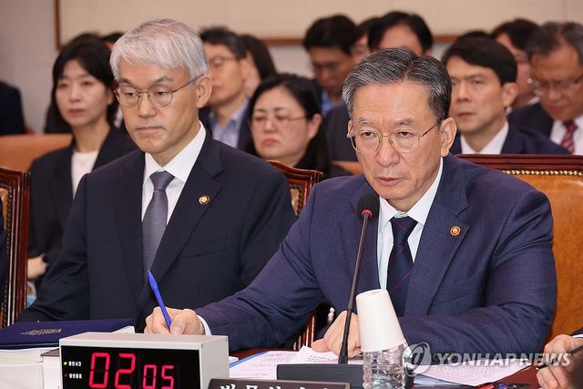 답변하는 정성호 법무부 장관