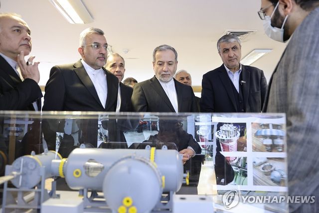 핵시설 모형 살펴보는 압바스 아락치 이란 외무장관