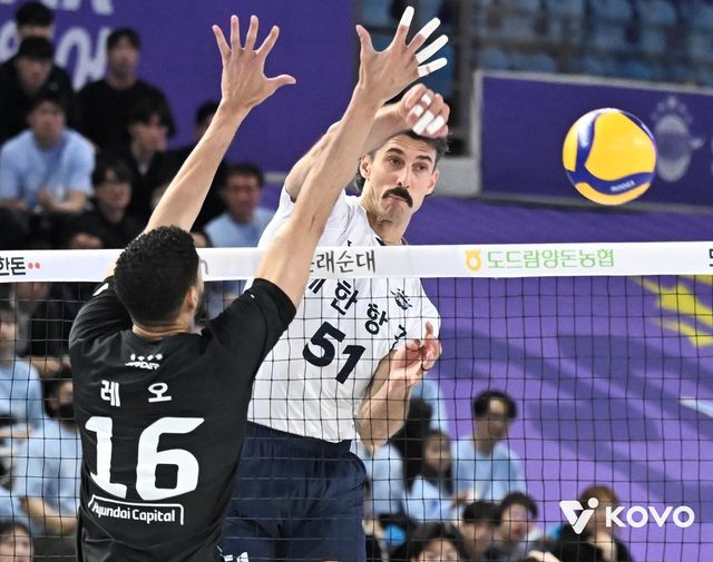 2024-25시즌 챔프전에서 공격하는 대한항공 러셀(뒤)과 막는 현대캐피탈 레오.