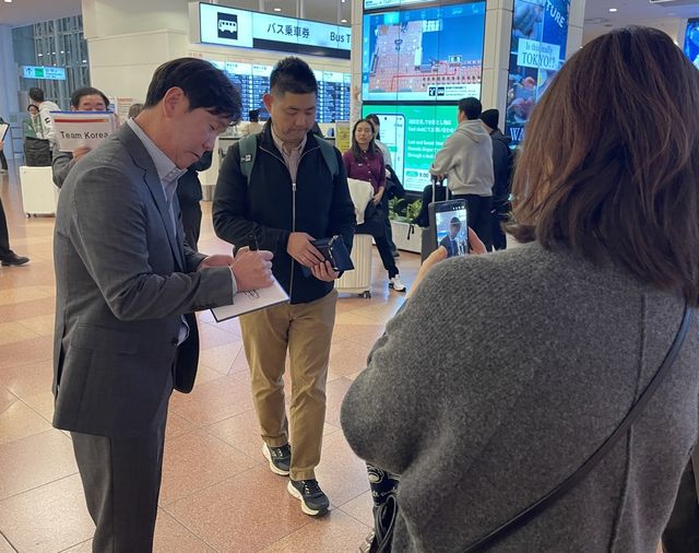 류지현 감독에게 사인받는 일본 현지 야구팬