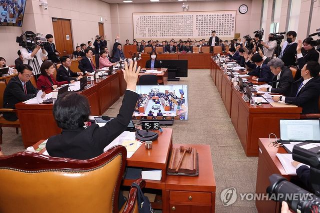 표결하는 법사위원들