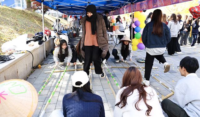 베트남 전통 대나무 놀이(나이삽) 체험 모습