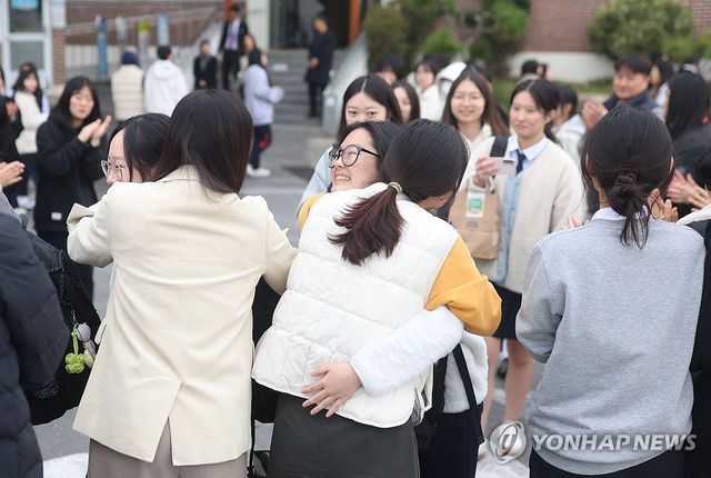수능 D-1, 격려와 포옹