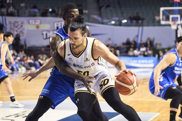 공격하는 아셈 마레이