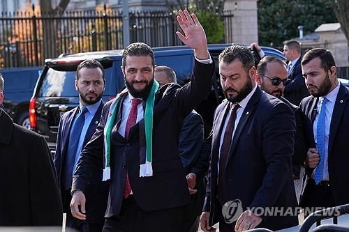 백악관 앞 걸어가는 알샤라 시리아 대통령