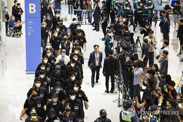 캄보디아에서 인천공항으로 송환된 한국인 구금자