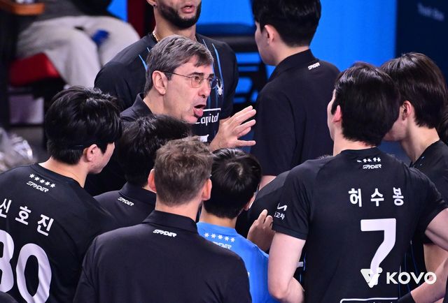 블랑 감독(중앙) 작전 지시를 듣는 현대캐피탈 선수들